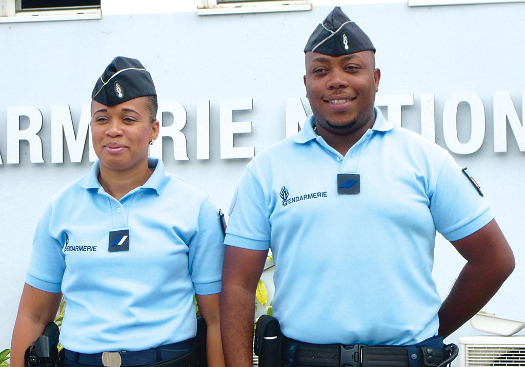 Colaborar con Desbordamiento a nombre de Eric Francis y Daisy Mercedes-Castillo, "orgullosos de llevar el uniforme  del gendarme" - Faxinfo